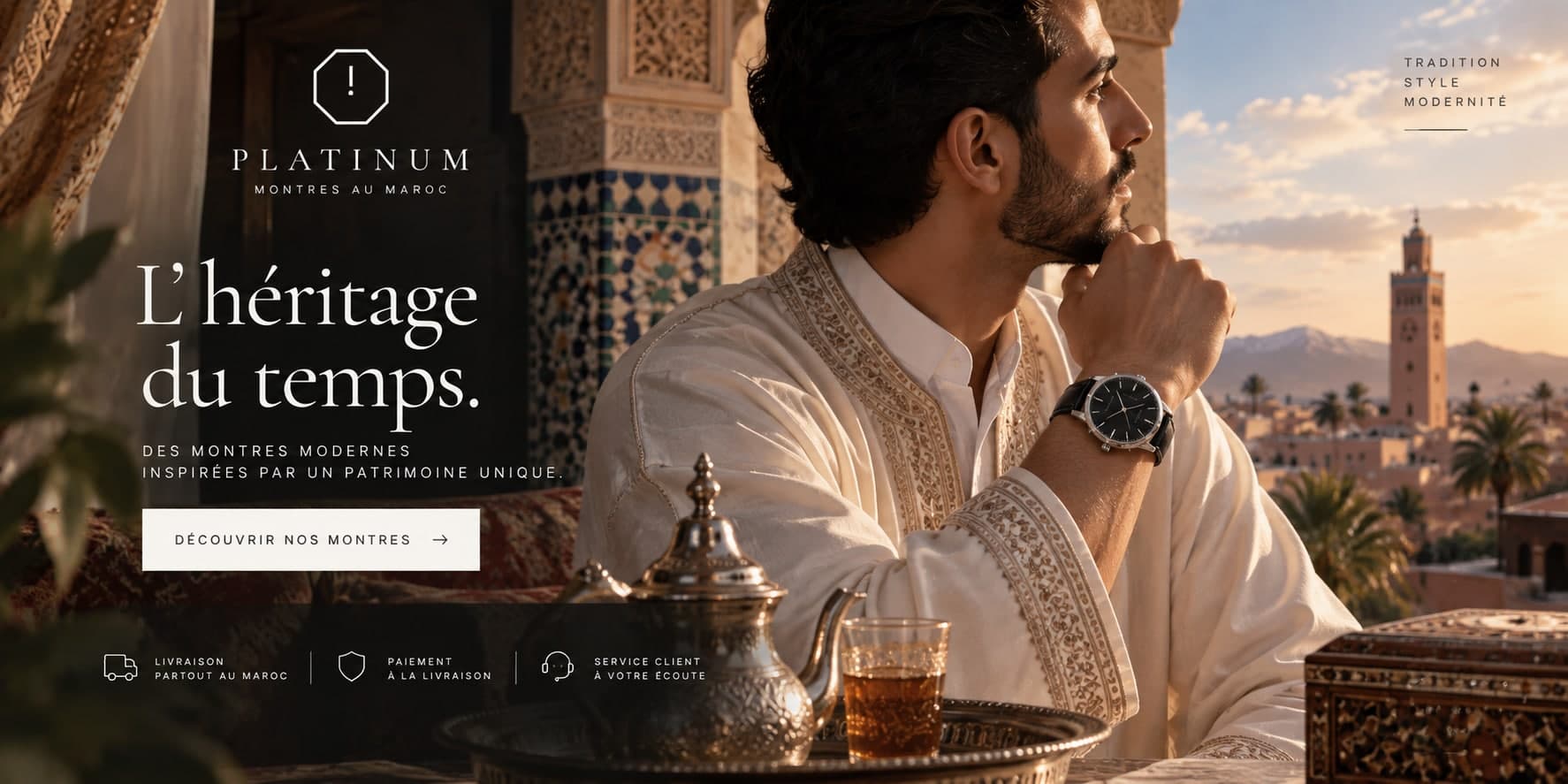 Un homme en tenue traditionnelle marocaine porte une montre PLATINUM, attablé face à la Koutoubia et aux sommets enneigés de l'Atlas à Marrakech — PLATINUM, montres au Maroc, l'héritage du temps.