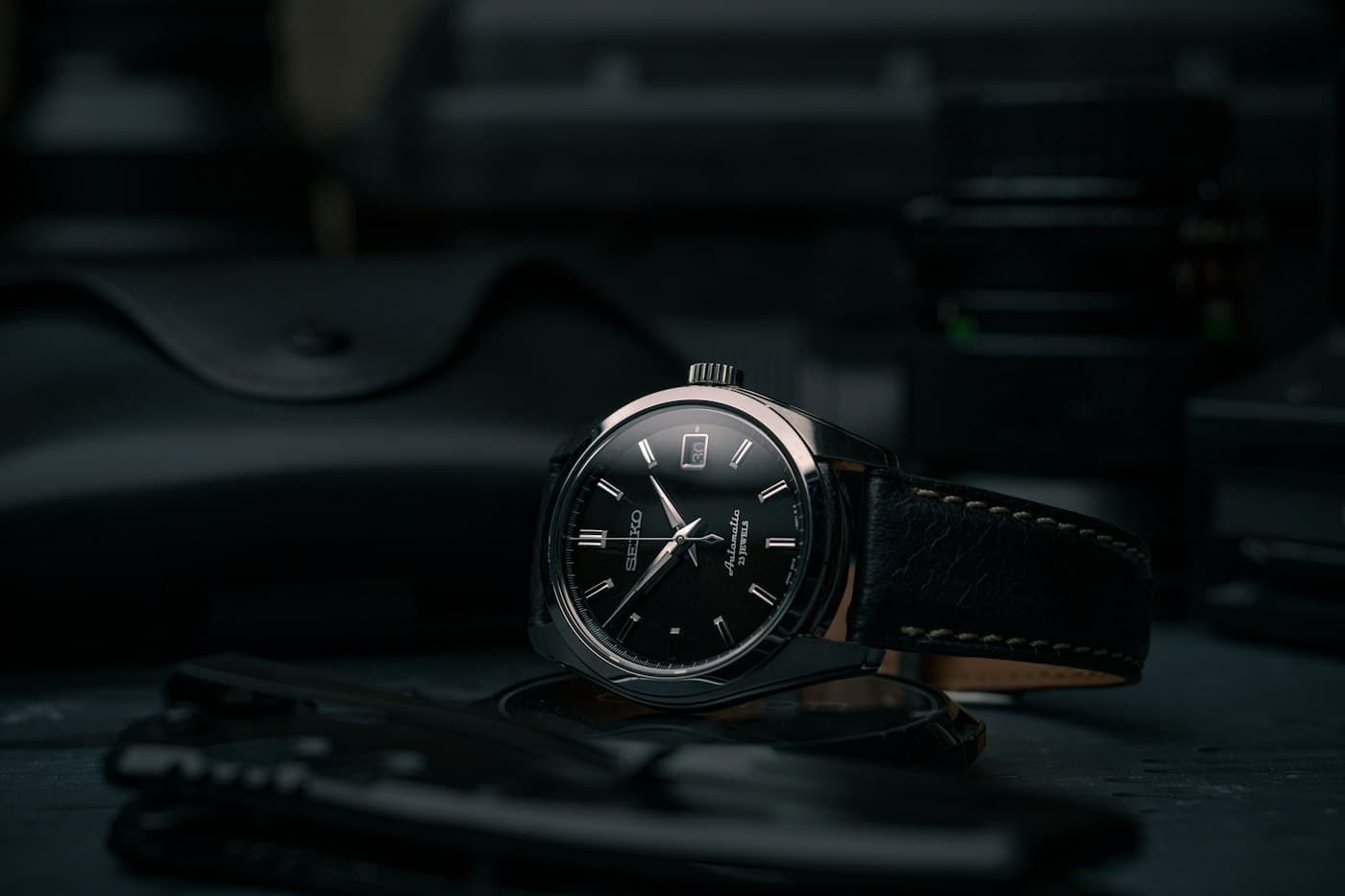 Montre Platinum Executive à cadran sombre et bracelet cuir grainé