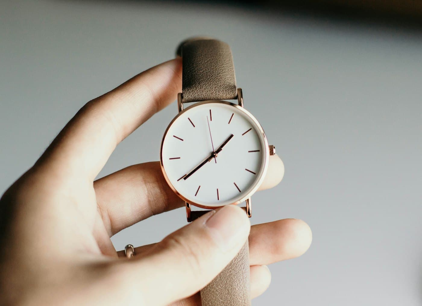 Montre Platinum Rose à boîtier or rose, tenue à la main