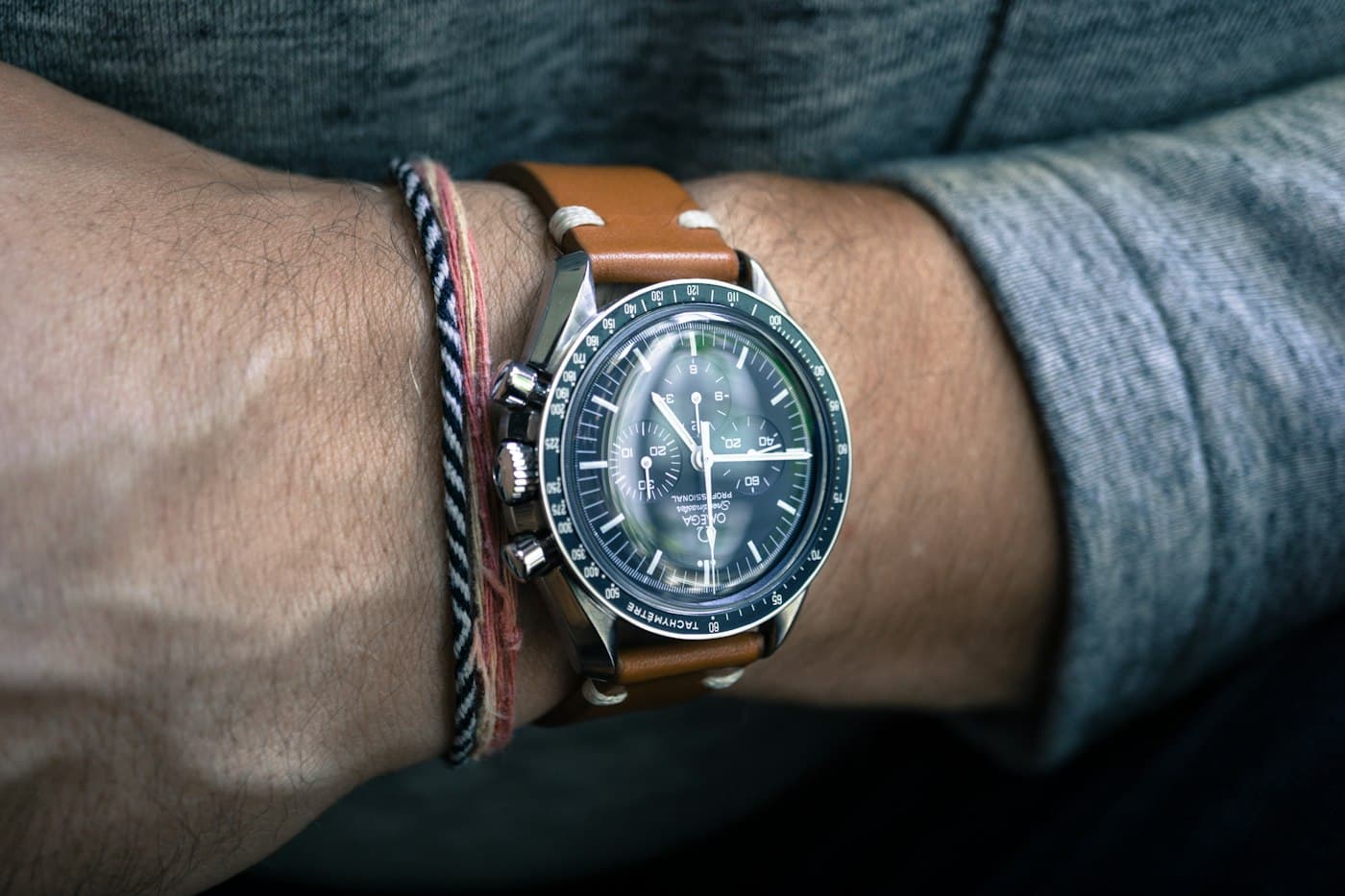 Montre Platinum Prestige portée au poignet avec bracelet cuir