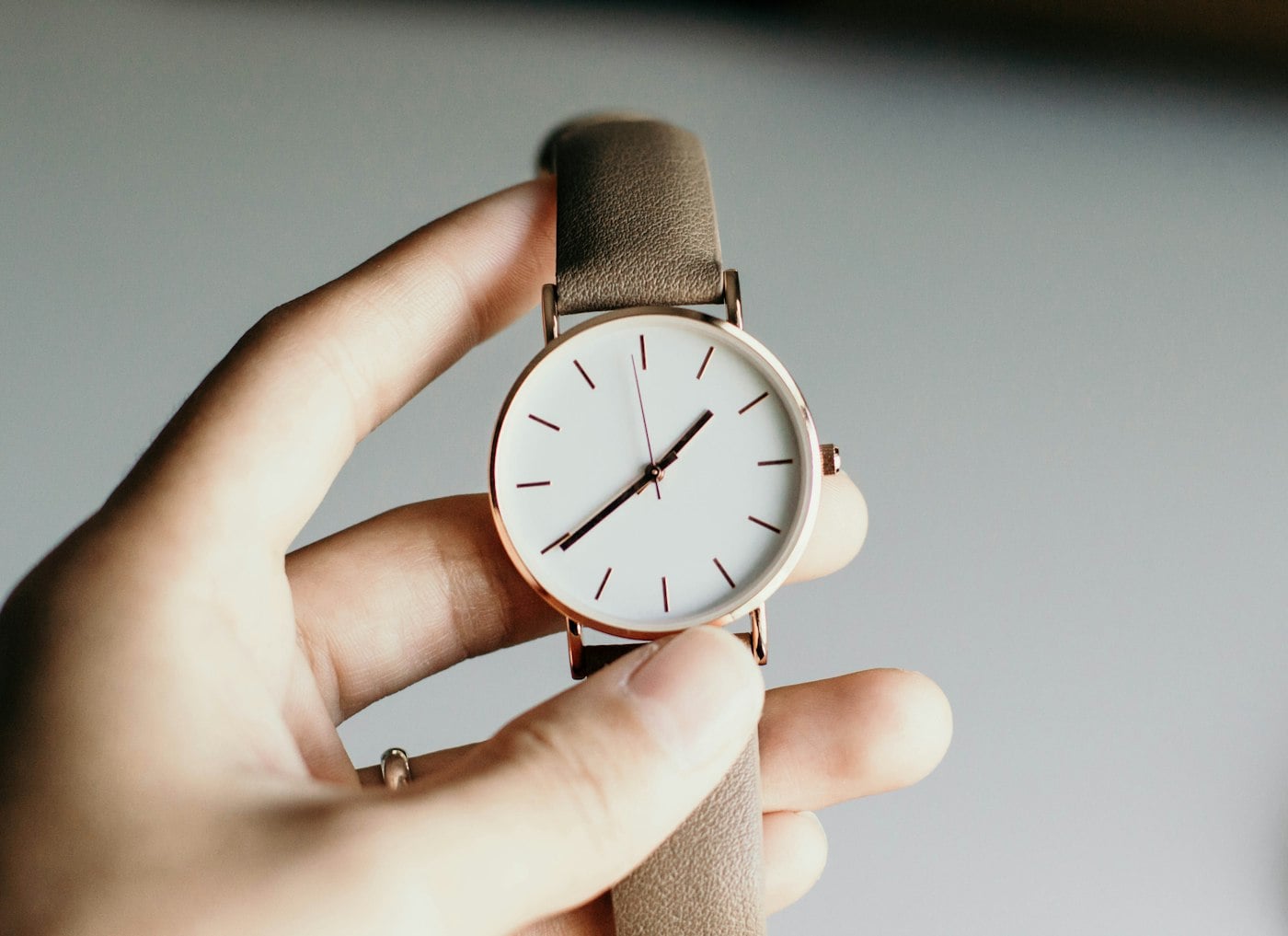 Montre Platinum Rose à boîtier or rose, tenue à la main