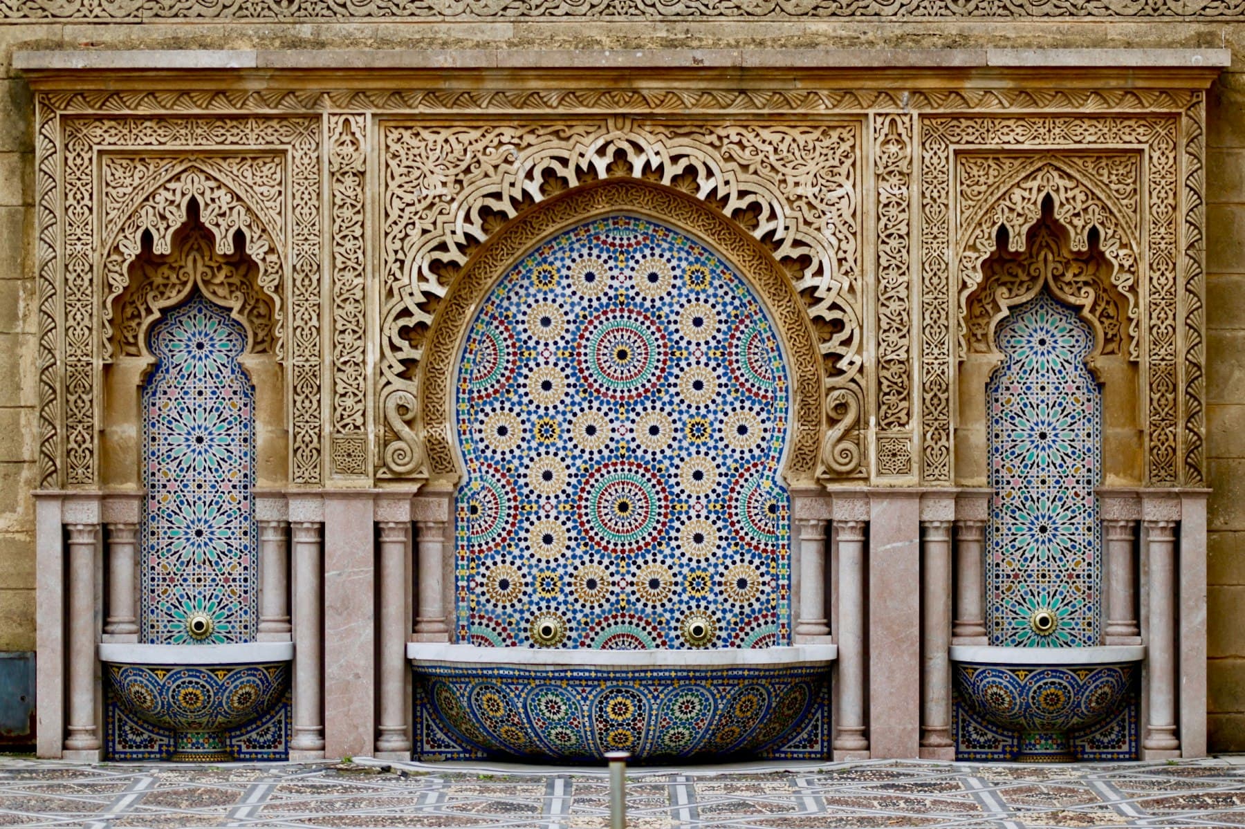 Détail d’une fontaine en zellige marocain