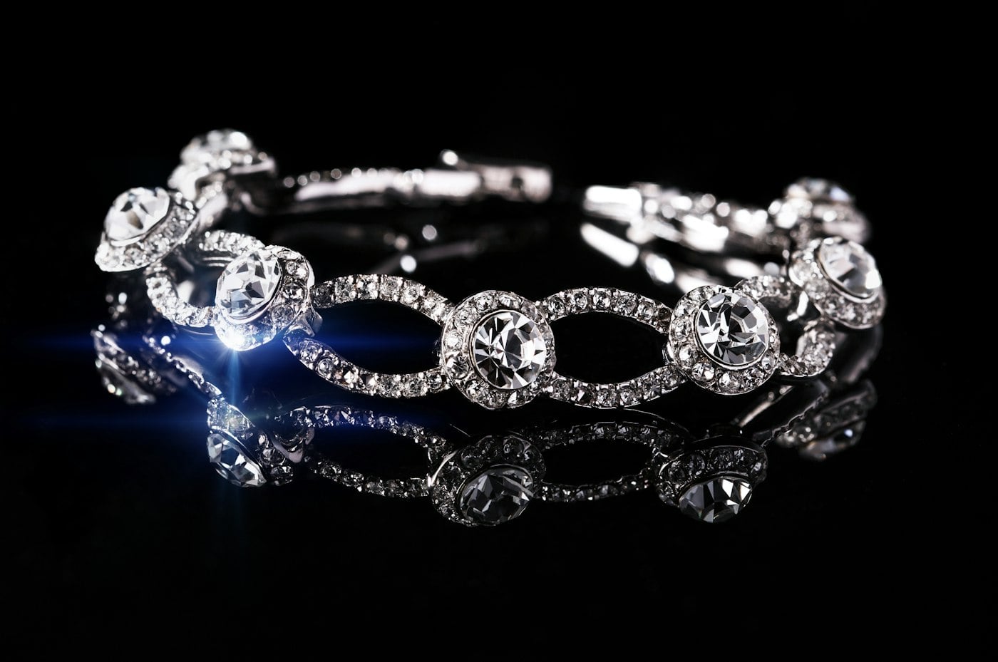 Bracelet Platinum Lumière argenté serti de pierres, sur fond noir