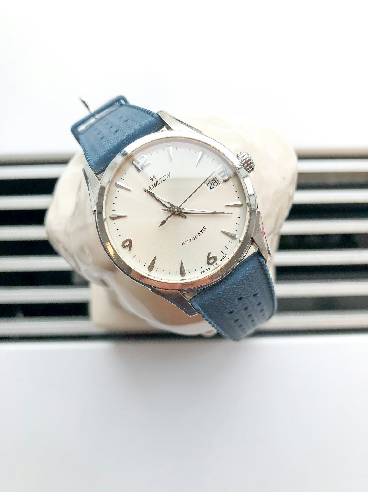 Montre Platinum Classic Silver, boîtier argenté et cadran clair, sur fond blanc