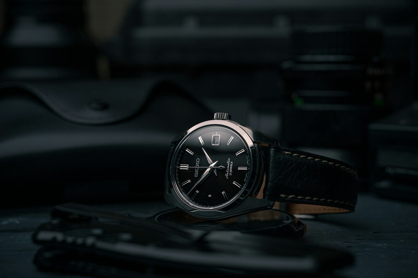 Montre Platinum Executive à cadran sombre et bracelet cuir grainé
