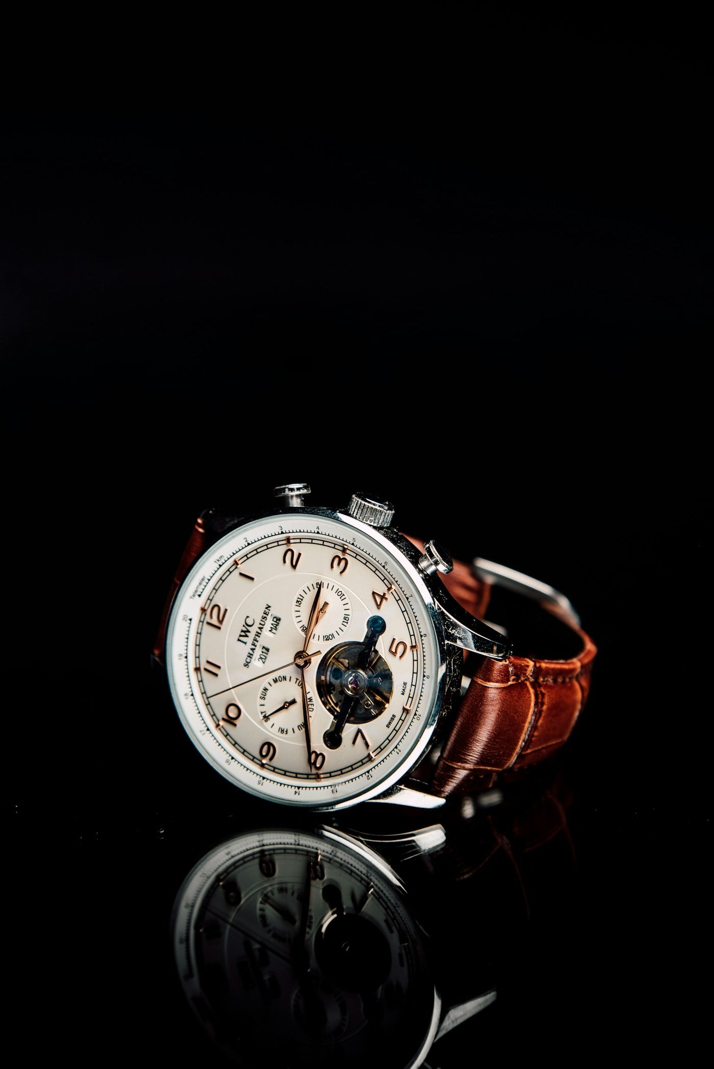 Montre Platinum Heritage, cadran crème et bracelet cuir, sur fond noir