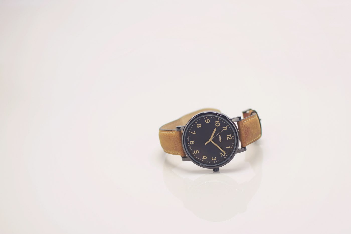 Montre Platinum Minimal, cadran épuré sans chiffres, sur fond blanc