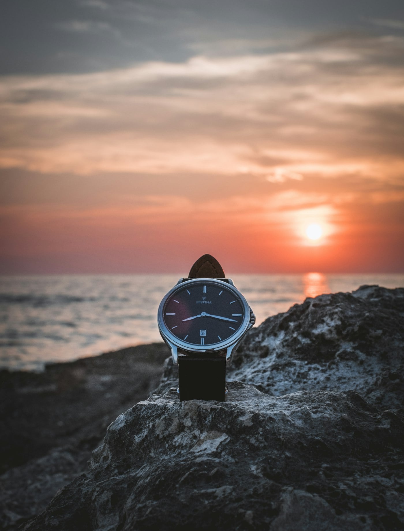Montre Platinum Eclipse à cadran fumé photographiée en contre-jour